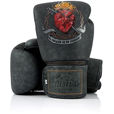 Fairtex Heart of a Warrior Gants de Boxe Gants de Muay Thai en Cuir synthétique Sangle Velcro au Poignet Mousse Multicouche Collaboration Tom Atencio MMA, Kickboxing (473,6 g) - Publicité Fairtex Heart of a Warrior Gants de Boxe Gants de Muay Thai en Cuir synthétique Sangle Velcro au Poignet Mousse Multicouche Collaboration Tom Atencio MMA, Kickboxing (473,6 g) - Publicité