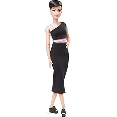 Barbie Signature poupée de Collection articulée Looks, avec Coupe Pixie, Haut asymétrique et Jupe mi-Longue Noire, Jouet Collector, GXB29 - Publicité Barbie Signature poupée de Collection articulée Looks, avec Coupe Pixie, Haut asymétrique et Jupe mi-Longue Noire, Jouet Collector, GXB29 - Publicité