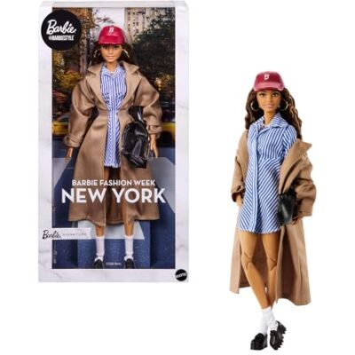 Barbie Signature @Style New York Poupée de Collection Poupée mannequin au look new-yorkais avec robe bleue, manteau marron et accessoires, poupée de collection, JJX32 - Publicité Barbie Signature @Style New York Poupée de Collection Poupée mannequin au look new-yorkais avec robe bleue, manteau marron et accessoires, poupée de collection, JJX32 - Publicité