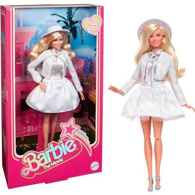 Barbie Le Film Poupée Mannequin Articulée avec Tenue À Carreaux Ensemble 3 Pièces, avec Chapeau Et Veste Assortis, Inspirée du Film, À Collectionner, Jouet Enfant, HRF26 - Publicité Barbie Le Film Poupée Mannequin Articulée avec Tenue À Carreaux Ensemble 3 Pièces, avec Chapeau Et Veste Assortis, Inspirée du Film, À Collectionner, Jouet Enfant, HRF26 - Publicité