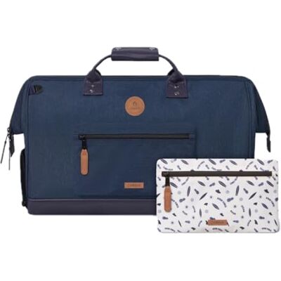 Cabaïa CABAIA Sac de Voyage Duffle Adventurer 40L Compatible Bagage Cabine 45x30x29 Déperlant & Certifié Vegan 2 Poches Compartiment à Chaussures Sac Week-End, Sac de Sport Bleu - Publicité Cabaïa CABAIA Sac de Voyage Duffle Adventurer 40L Compatible Bagage Cabine 45x30x29 Déperlant & Certifié Vegan 2 Poches Compartiment à Chaussures Sac Week-End, Sac de Sport Bleu - Publicité