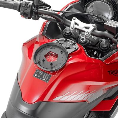 Support de réservoir Givi Triumph Tiger Sport 660 Rouge - Verrouillage de réservoir moto - Publicité Support de réservoir Givi Triumph Tiger Sport 660 Rouge - Verrouillage de réservoir moto - Publicité
