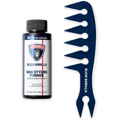 Slick Gorilla poudre coiffante texturisante et peigne texturisant pour hommes – édition Football. Poudre mate et peigne carbone à dents larges pour volume, adhérence, forme et tenue sans effet gras. Publicité Slick Gorilla poudre coiffante texturisante et peigne texturisant pour hommes – édition Football. Poudre mate et peigne carbone à dents larges pour volume, adhérence, forme et tenue sans effet gras. Publicité