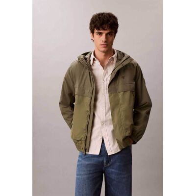 Calvin Klein Jeans ανδρικό μπουφάν αντιανεμικό με κουκούλα και monogram Relaxed Fit - LV04RG503G Λαδί S Calvin Klein Jeans ανδρικό μπουφάν αντιανεμικό με κουκούλα και monogram Relaxed Fit - LV04RG503G Λαδί S