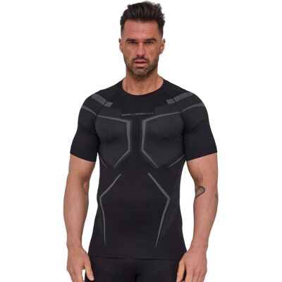 Férfi rövid ujjú felső Brubeck Dry SS1466M, kétrétegű anyag, kiváló hőszabályozás, optimális izzadságelvezetés FEKETE / GRAFIT L Férfi rövid ujjú felső Brubeck Dry SS1466M, kétrétegű anyag, kiváló hőszabályozás, optimális izzadságelvezetés FEKETE / GRAFIT L
