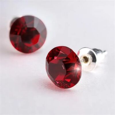 ART CRYSTELLA Fülbevaló SWAROVSKI kristállyal siam sötét piros színű csúcsos 8mm ART CRYSTELLA Fülbevaló SWAROVSKI kristállyal siam sötét piros színű csúcsos 8mm