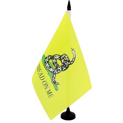 AZ FLAG Tischflagge Gadsden, die nicht auf mich tritt, 21 x 14 cm – kleine Flagge Dont Tread On Me für das Büro, 100% Polyester, mit Fahnenstange von 25 cm und Sockel aus schwarzem Kunststoff AZ FLAG Tischflagge Gadsden, die nicht auf mich tritt, 21 x 14 cm – kleine Flagge Dont Tread On Me für das Büro, 100% Polyester, mit Fahnenstange von 25 cm und Sockel aus schwarzem Kunststoff