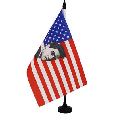 AZ FLAG Tischflagge USA Elvis Presley, 21 x 14 cm – kleine amerikanische Flagge mit Elvis, 100% Polyester, mit Fahnenstange von 25 cm und Sockel aus schwarzem Kunststoff AZ FLAG Tischflagge USA Elvis Presley, 21 x 14 cm – kleine amerikanische Flagge mit Elvis, 100% Polyester, mit Fahnenstange von 25 cm und Sockel aus schwarzem Kunststoff