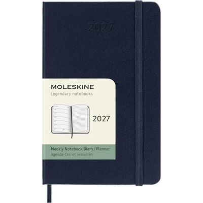 Moleskine Wochenkalender 2027, 12-Monats-Planer mit Platz für Notizen, Hardcover, Elastischer Verschluss, Format Pocket 9x14 Cm, Farbe Saphirblau Moleskine Wochenkalender 2027, 12-Monats-Planer mit Platz für Notizen, Hardcover, Elastischer Verschluss, Format Pocket 9x14 Cm, Farbe Saphirblau