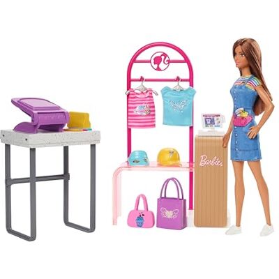 Barbie Mode-Boutique Spielset Foliendesigns Puppe, über 150 originelle Looks, inklusive 2 Oberteile und 5 Folienblätter, Kleiderständer und Kreditkartenlesegerät, ab 3 Jahren, HKT78 Barbie Mode-Boutique Spielset Foliendesigns Puppe, über 150 originelle Looks, inklusive 2 Oberteile und 5 Folienblätter, Kleiderständer und Kreditkartenlesegerät, ab 3 Jahren, HKT78
