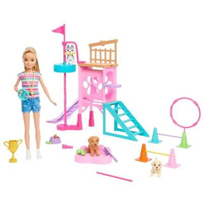 Barbie und jüngere Schwester Stacie Spielset mit Hündchen-Hindernisparcours mit drehendem Turm, Leiter, Rutsche und Zubehör für Geschichtenerzählen, für Kinder ab 3 Jahren, HRM10 Barbie und jüngere Schwester Stacie Spielset mit Hündchen-Hindernisparcours mit drehendem Turm, Leiter, Rutsche und Zubehör für Geschichtenerzählen, für Kinder ab 3 Jahren, HRM10