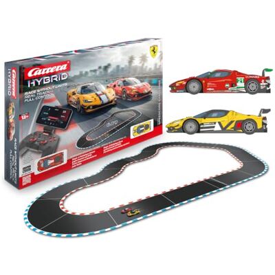 Carrera Speedcore Challenge Hybrid Autorennbahn 1:50 mit Ferrari 296 GT3 & 296 GT3 Evo App-Steuerung, Front- & Rücklicht für bis zu 16 Fahrer Carrera Speedcore Challenge Hybrid Autorennbahn 1:50 mit Ferrari 296 GT3 & 296 GT3 Evo App-Steuerung, Front- & Rücklicht für bis zu 16 Fahrer