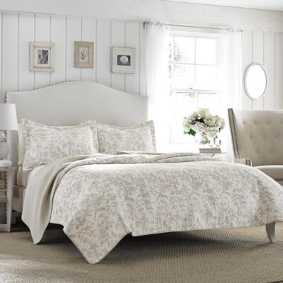 Laura Ashley Home Queen Quilt Set, Cotton Reversible Bedding with Matching Shams, Home Decor for All Seasons (Amberley Biscuit, Queen) Laura Ashley Home Queen Quilt Set, Cotton Reversible Bedding with Matching Shams, Home Decor for All Seasons (Amberley Biscuit, Queen)