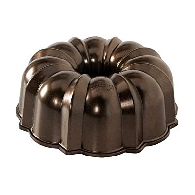 Nordic Ware 50148 12-Cup Pan Original Cast Aluminium, Bundt Tin with Fluted Pattern, Cake Mould Made in The USA, 2.8 liters, Bronze Nordic Ware 50148 12-Cup Pan Original Cast Aluminium, Bundt Tin with Fluted Pattern, Cake Mould Made in The USA, 2.8 liters, Bronze