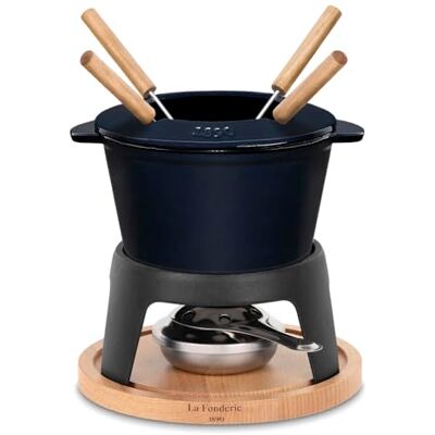 La Fonderie 1890 Cast Iron Fondue Set for 4 People MONT D'ARBOIS, for Cheese and Chocolate Fondues, Splash-Proof Lid, 4 Forks with Beech Wood Handles, Capacity 1.2L La Fonderie 1890 Cast Iron Fondue Set for 4 People MONT D'ARBOIS, for Cheese and Chocolate Fondues, Splash-Proof Lid, 4 Forks with Beech Wood Handles, Capacity 1.2L