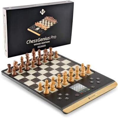 MILLENNIUM ChessGenius Pro Wood Edition chess computer Elegant wooden look with real wooden pieces, user-friendly operation, mobile and versatile, ideal for hobby players with AI learning functions MILLENNIUM ChessGenius Pro Wood Edition chess computer Elegant wooden look with real wooden pieces, user-friendly operation, mobile and versatile, ideal for hobby players with AI learning functions
