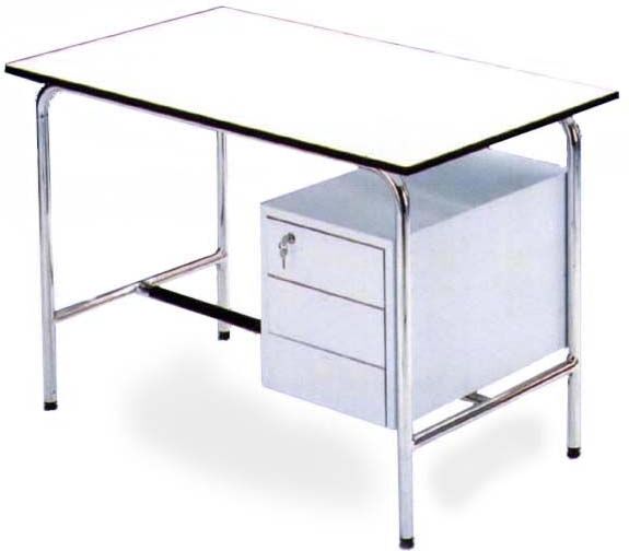 --- None --- Scrivania con 3 cassetti laterali --- None --- Scrivania con 3 cassetti laterali