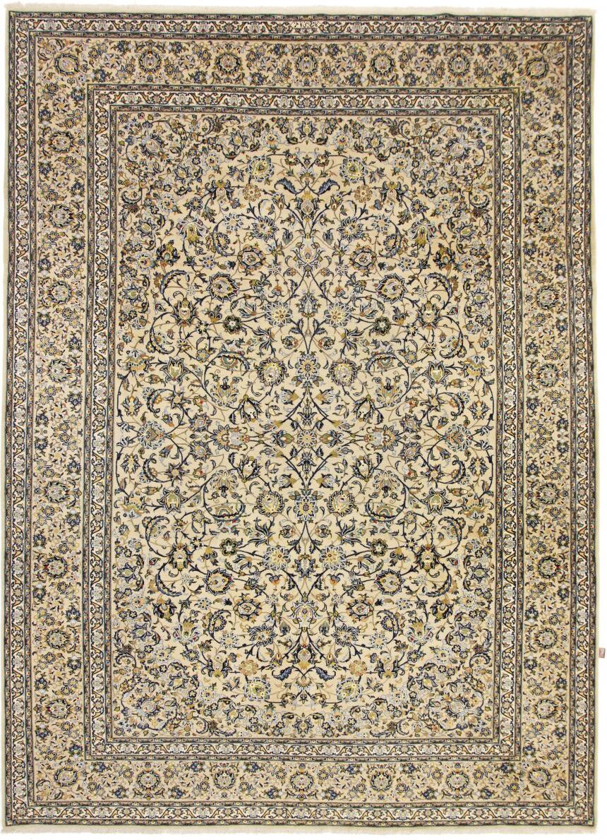 Nain Trading Tappeto Orientale Keshan Firmato Bani Kazem 418x303 Grigio/Beige (Lana, Persia/Iran, Annodato a mano) Nain Trading Tappeto Orientale Keshan Firmato Bani Kazem 418x303 Grigio/Beige (Lana, Persia/Iran, Annodato a mano)