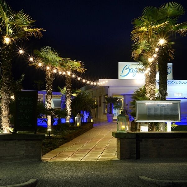 Luci Da Esterno Catenaria di lampadine da 15 Metri con 11 Lampadine a LED da 4W bianco caldo, cavo nero, alimentazione 3,7 MT Luci Da Esterno Catenaria di lampadine da 15 Metri con 11 Lampadine a LED da 4W bianco caldo, cavo nero, alimentazione 3,7 MT