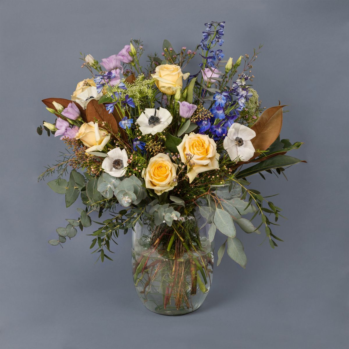 The Colvin Co Mazzo con delphinium e anemoni - Magnetic - Fiori a domicilio - Colvin The Colvin Co Mazzo con delphinium e anemoni - Magnetic - Fiori a domicilio - Colvin