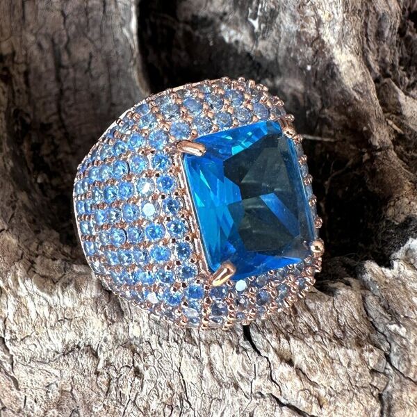 idandi anello in argento rosè con quarzo idrotermale azzurro e pavè zirconi azzurri-