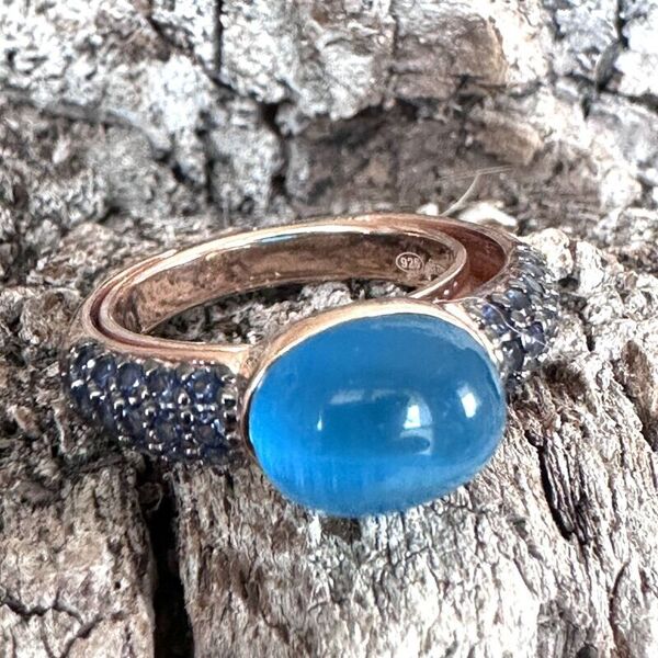 lucos anello in argento rosè con quarzo idrotermale azzurro e zirconi blu-
