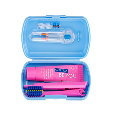 Curaprox Travel Set Ortho Blu Con Spazzolino + Dentifricio Sbiancante + 3 Scovolini Curaprox Travel Set Ortho Blu Con Spazzolino + Dentifricio Sbiancante + 3 Scovolini
