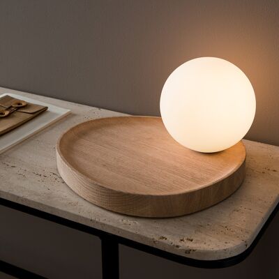 AM.PM Lampada da tavolo, globo opalino/rovere, Hannasta AM.PM Lampada da tavolo, globo opalino/rovere, Hannasta