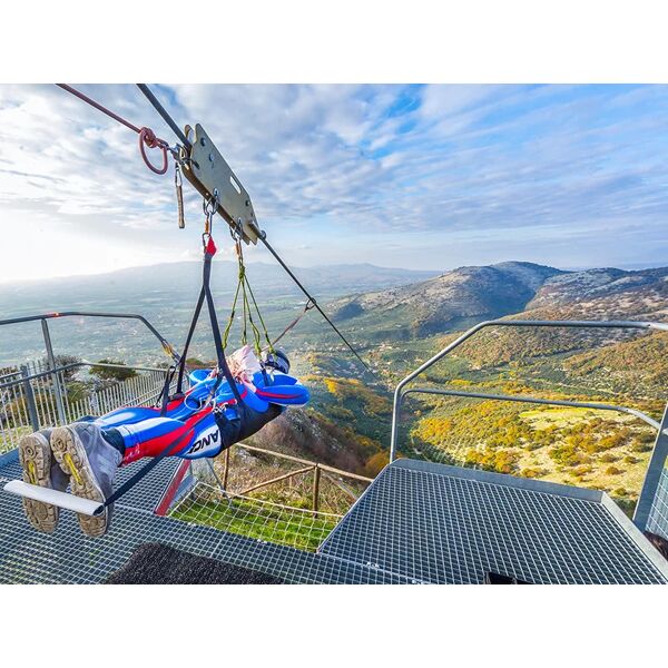 smartbox inebrianti emozioni per 2: volo in zipline e visita alla cantina con degustazione di vini