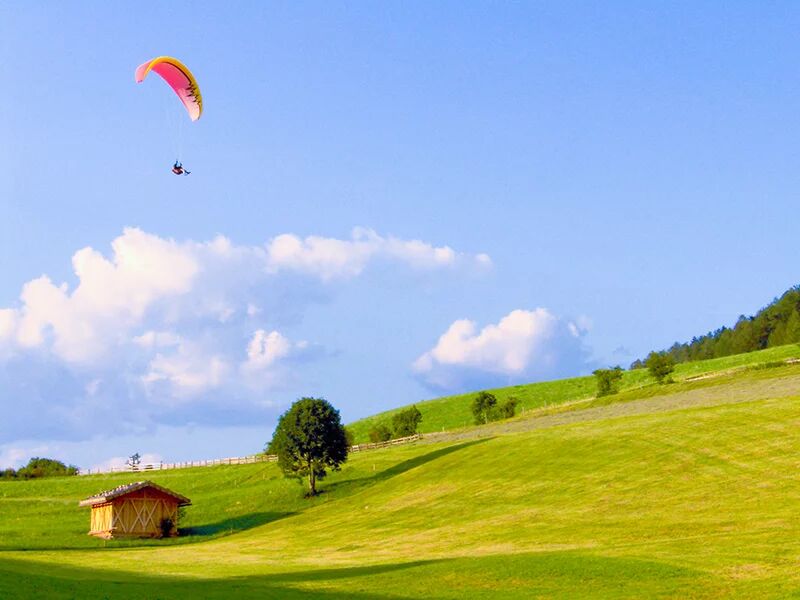 smartbox voghera dall'alto: volo in parapendio biposto con briefing, attestato e foto ricordo