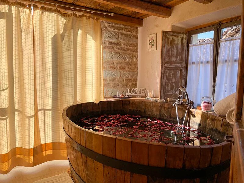 smartbox relax divino: bagno di coppia nel vino con accesso spa in un wine resort in piemonte