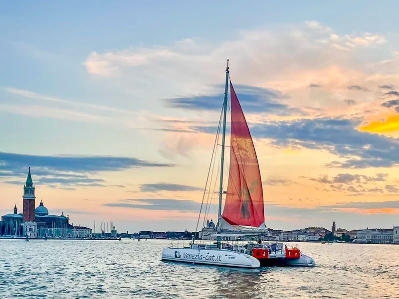 smartbox alla scoperta di venezia in catamarano: tour con musica e drink per 3