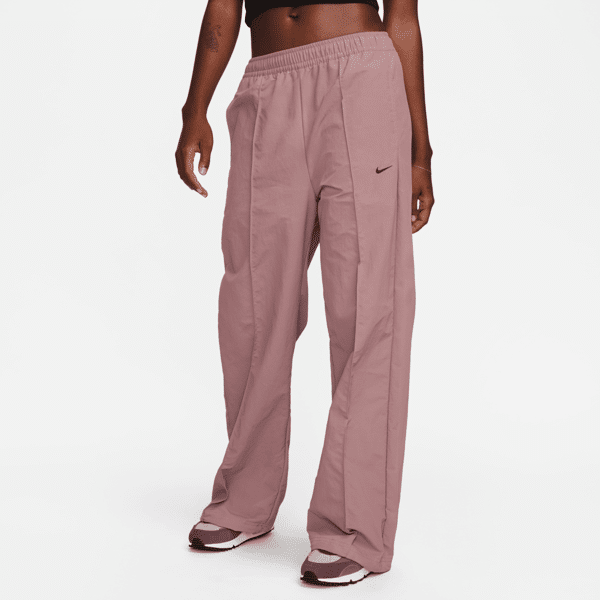 nike pantaloni a vita media con bordo aperto  sportswear everything wovens – donna - viola