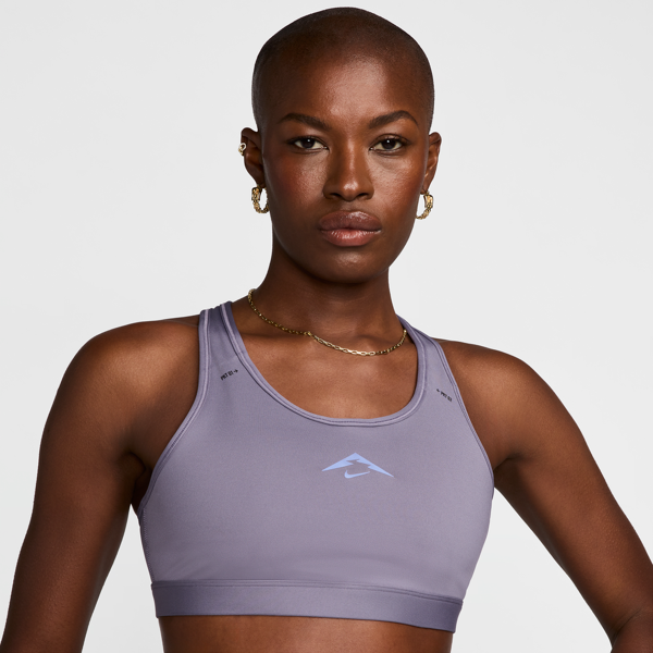 nike bra a sostegno medio con fodera leggera  trail swoosh on-the-run – donna - viola