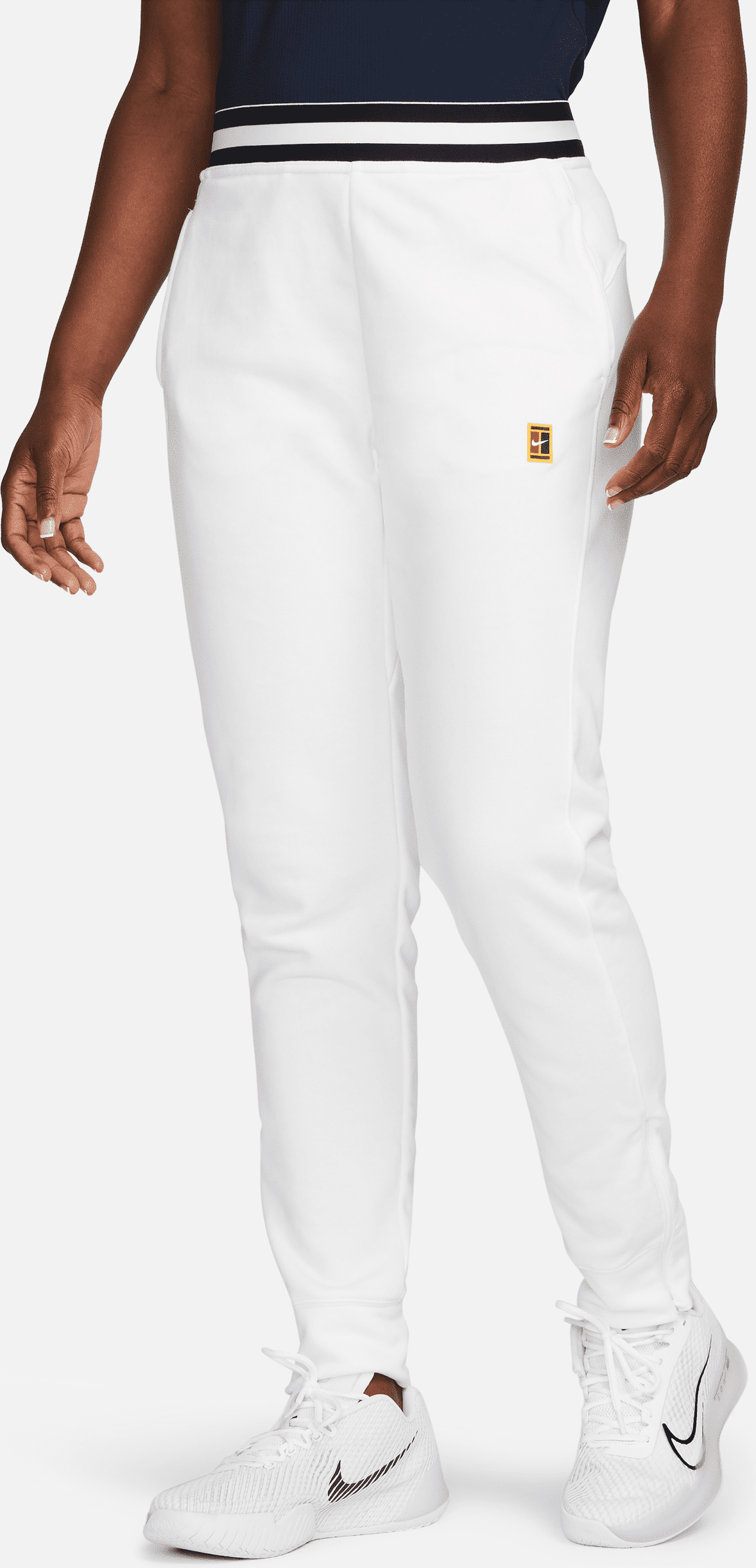 nike pantaloni da tennis in french terry court dri-fit heritage – donna - bianco