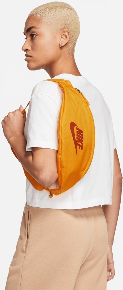 Nike Sac Banane Heritage (3L) Couleur : Sundial/Sundial/Rugged Orange Taille : MISC TU