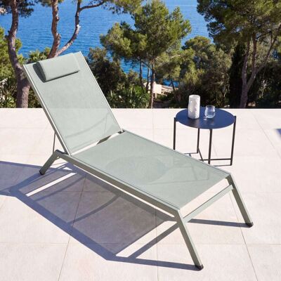 Maisons du Monde Lettino prendisole con rotelle in alluminio e tela plastificata verde kaki 67x36.5x213cm Maisons du Monde Lettino prendisole con rotelle in alluminio e tela plastificata verde kaki 67x36.5x213cm