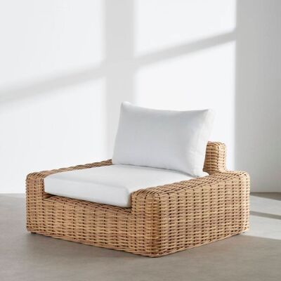 Maisons du Monde Poltrona da giardino in resina riciclata intrecciata che imita il rattan e cuscini in poliestere riciclato écru 112x56x100cm Maisons du Monde Poltrona da giardino in resina riciclata intrecciata che imita il rattan e cuscini in poliestere riciclato écru 112x56x100cm
