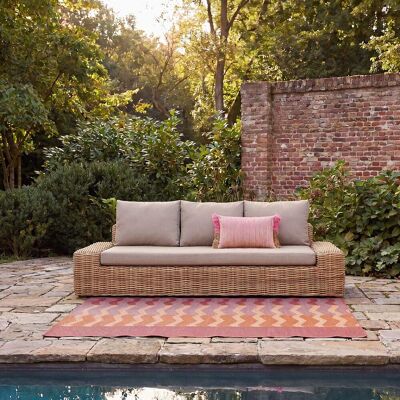 Maisons du Monde Divano da giardino a 3/4 posti in resina intrecciata riciclata effetto rattan con cuscini in poliestere riciclato color tortora 223x78x99cm Maisons du Monde Divano da giardino a 3/4 posti in resina intrecciata riciclata effetto rattan con cuscini in poliestere riciclato color tortora 223x78x99cm