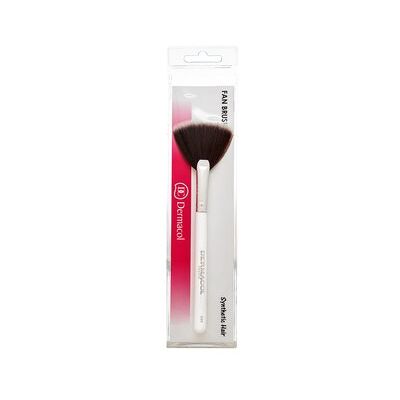 Dermacol Fan Brush pennello per illuminante D59 Dermacol Fan Brush pennello per illuminante D59