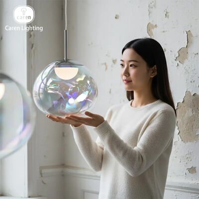 CAREN Lampada a Sospensione Iridiscente Lighting, Lampadario Arcobaleno PVD con Luce LED Nascosta, Moderna Decorazione da Soffitto per Uso Commerciale CAREN Lampada a Sospensione Iridiscente Lighting, Lampadario Arcobaleno PVD con Luce LED Nascosta, Moderna Decorazione da Soffitto per Uso Commerciale