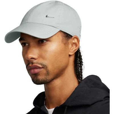 Nike Cappellino Con Visiera Dri Fit Club Lt Smoke Grey / Metallic Silver S-M Nike Cappellino Con Visiera Dri Fit Club Lt Smoke Grey / Metallic Silver S-M