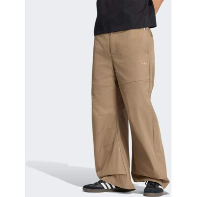 Adidas PANTALONI LARGHI PREMIUM ESSENTIALS 38" Khaki Six Adidas PANTALONI LARGHI PREMIUM ESSENTIALS 38" Khaki Six