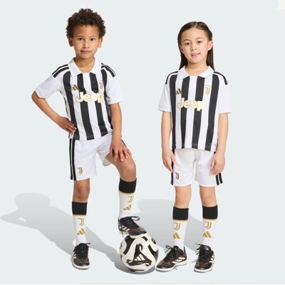 Adidas Set Home Juventus 26/27 per bambini e bambine 2-3A White / Black Adidas Set Home Juventus 26/27 per bambini e bambine 2-3A White / Black