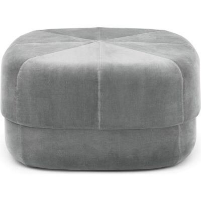 Pouf Circus di Normann Copenhagen - Velluto Grigio - Modello Simon Legald Pouf Circus di Normann Copenhagen - Velluto Grigio - Modello Simon Legald