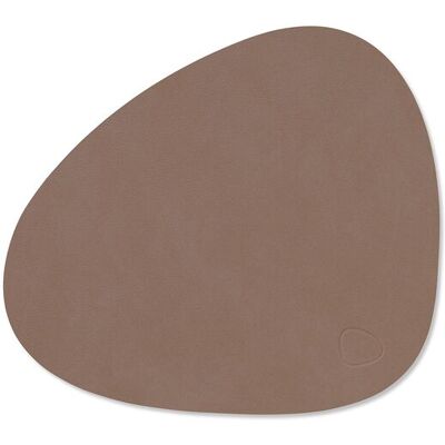 Lind DNA Tovaglietta Nupo Curve Truffle 24x28 cm Lind DNA Tovaglietta Nupo Curve Truffle 24x28 cm