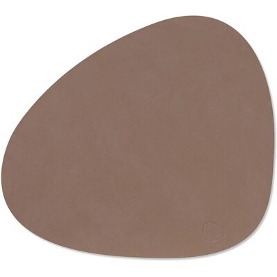 Lind DNA Tovaglietta Nupo Curve Truffle 31x35 cm Lind DNA Tovaglietta Nupo Curve Truffle 31x35 cm