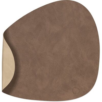 Lind DNA Tovaglietta Double Curve Cloud Brown/ Nupo Sand 37x44 cm Lind DNA Tovaglietta Double Curve Cloud Brown/ Nupo Sand 37x44 cm