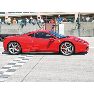 Smartbox Emozioni da brivido: 1 giro su pista in Ferrari Smartbox Emozioni da brivido: 1 giro su pista in Ferrari