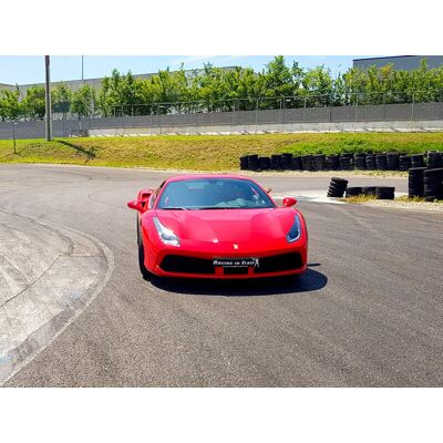 Smartbox Giovani in pista: 1 giro da copilota in Ferrari 488 e video Smartbox Giovani in pista: 1 giro da copilota in Ferrari 488 e video